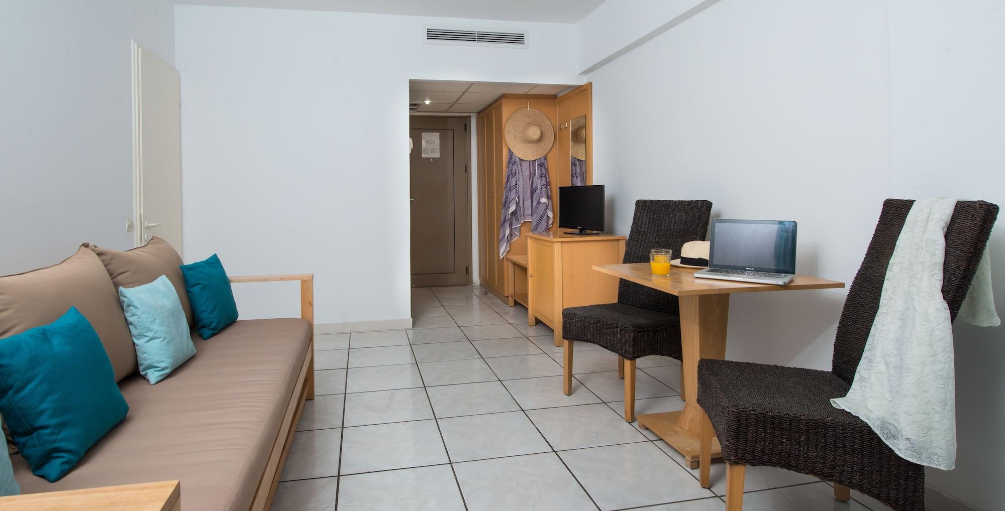 Bitzaro Palace Hotel Kalamaki  Bagian luar foto