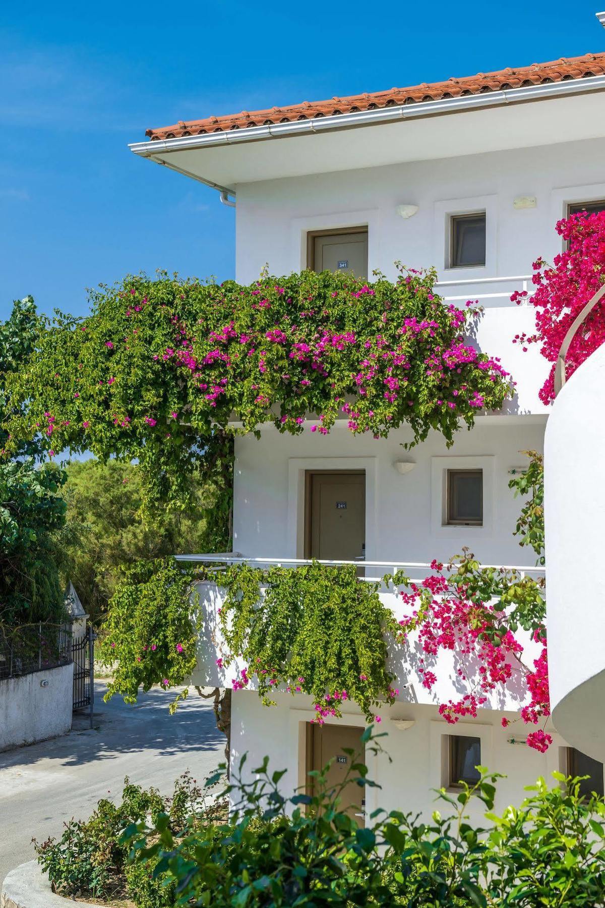 Bitzaro Palace Hotel Kalamaki  Bagian luar foto
